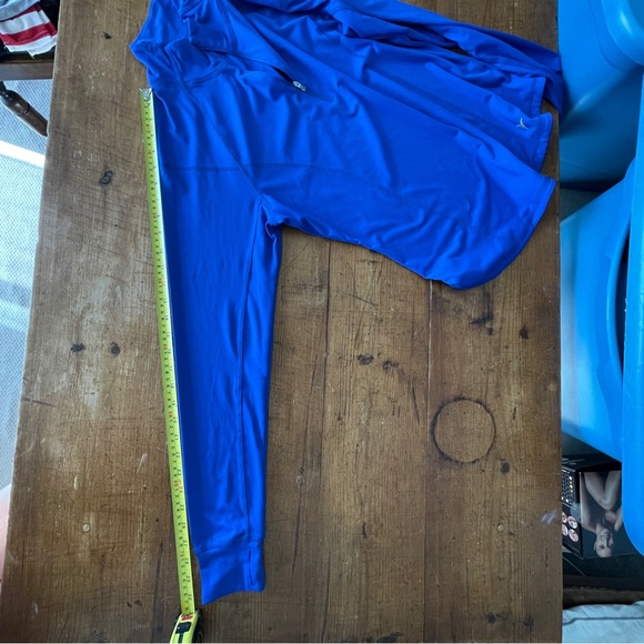 L - Semi-fitted Active Old Navy shirt - Picture 6 of 8